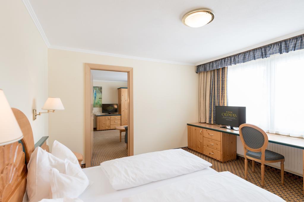 אוברגורגל Hotel Olympia חדר תמונה